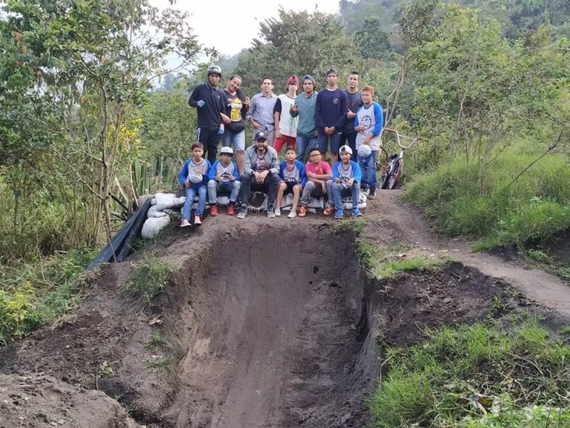 Jóvenes de la escuela de BMX de Cajamarca